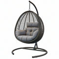 Poltrona sospesa 105 x 105 x 195 cm in rattan sintetico nero con struttura in metallo per interni